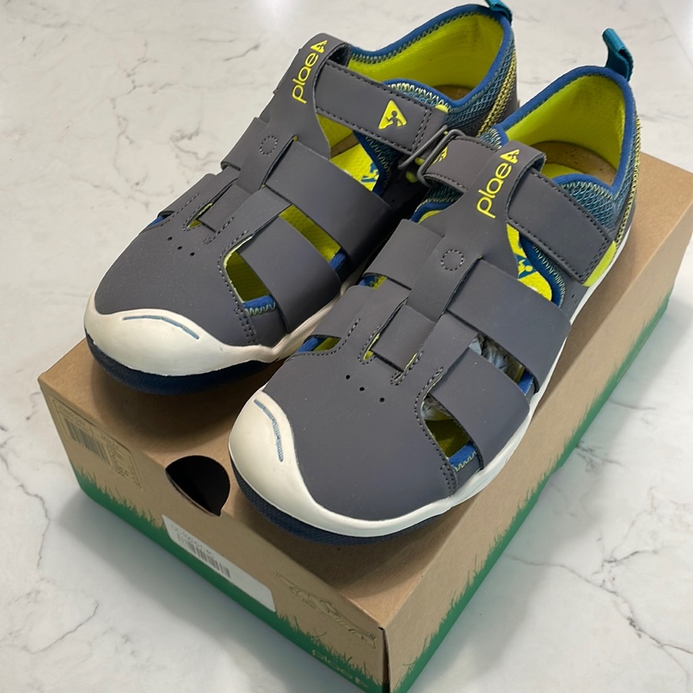 New in box Sam 2.0 Boys Plae shoes sandals size 4 big kid